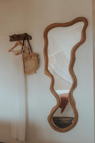 a snake shaped mirror on a wall at Vila Ronquinha - Arpoador in Tutóia