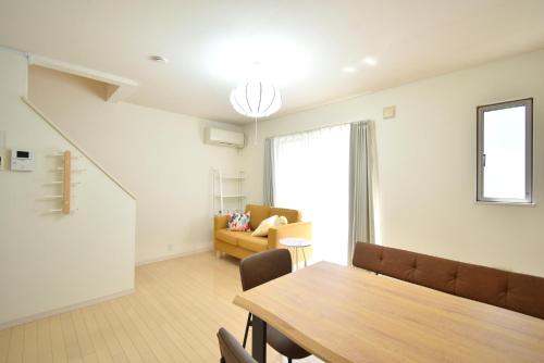 a living room with a table and a couch at Kamata332 蒲田駅の2LDKアパートメント 羽田8min 品川8min in Tokyo