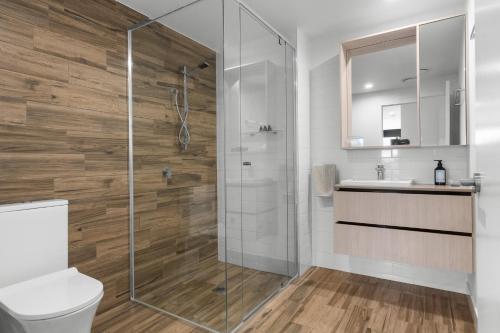 Ένα μπάνιο στο Immaculate Burleigh Apartment at Sandbar Burleigh Heads