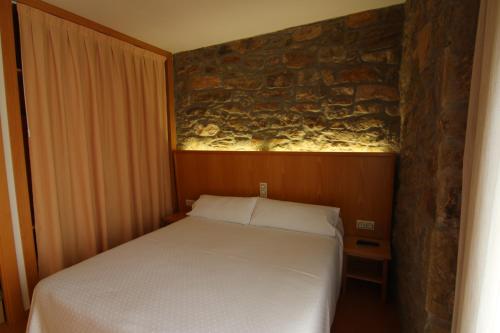 Ένα ή περισσότερα κρεβάτια σε δωμάτιο στο Hostal Palouet de Segarra