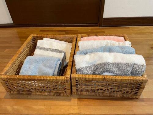 東京にあるWest Kamata 5 西蒲本家のタオル入りバスケット2つ(1フロアに設置)