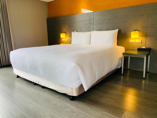 a large white bed in a hotel room at CHECK inn SELECT Hualien LinSen in Hualien City