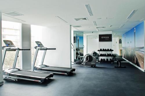 Fitness centrum a/nebo fitness zařízení v ubytování Ramada Encore by Wyndham Lima San Isidro