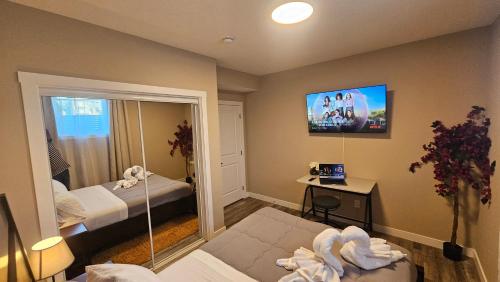 Fotografie z fotogalerie ubytování Luxury Basement Suite with 2 Bedrooms, 2 Queen Beds, Free Wi-Fi, and Free Parking v destinaci Calgary