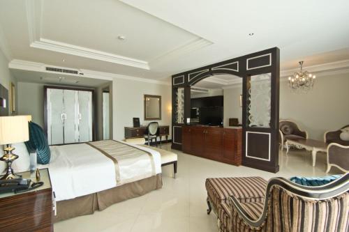 Un dormitorio con una cama grande y una sala de estar. en LK Royal Wing, en Pattaya central
