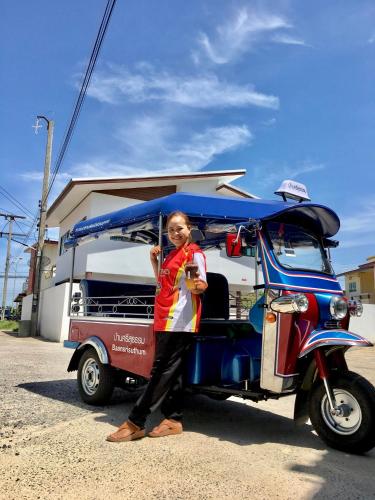 a woman standing in front of a food truck at Baansrisuthum in Don Sak