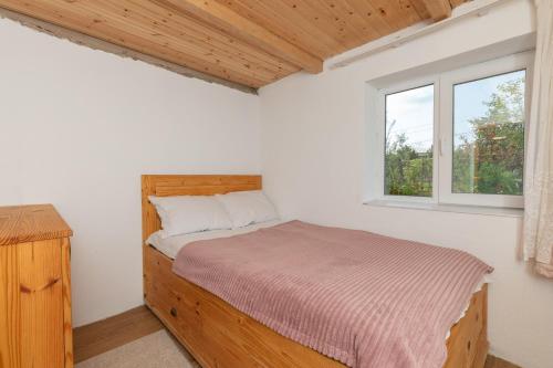a bedroom with a bed and a window at La-Marti, Idyllische Unterkunft mit Kamin in Bagdatʼi