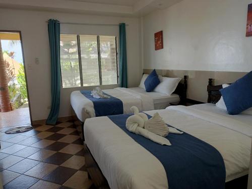 Postel nebo postele na pokoji v ubytování Azure Camotes Resort Hotel