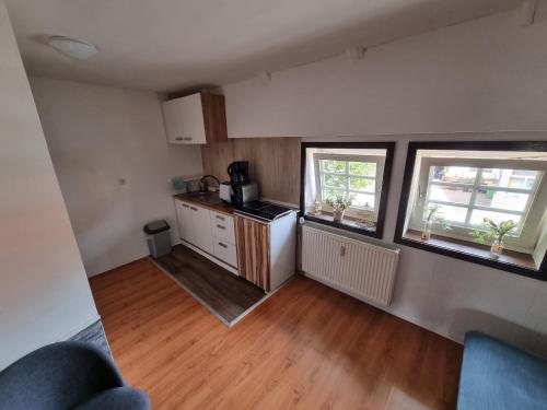 an overhead view of a small kitchen with two windows at Schöne Wohnung im Zentrum von Ahnatal in Weimar