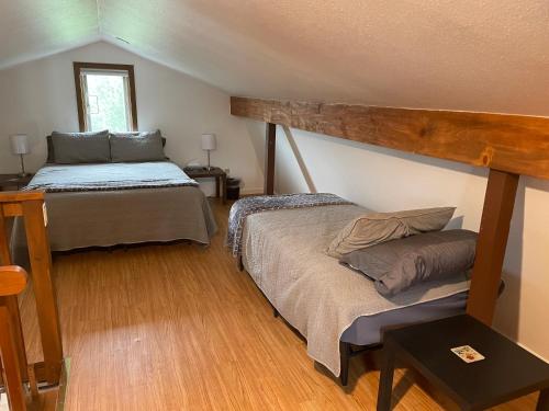 Ένα ή περισσότερα κρεβάτια σε δωμάτιο στο Peaceful Acres Cabin 2 - Soldotna, AK