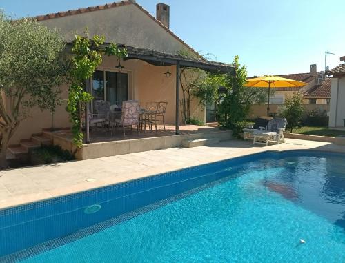 une piscine devant une maison dans l'établissement Belle Villa piscine 4 personnes, à Vestric-et-Candiac