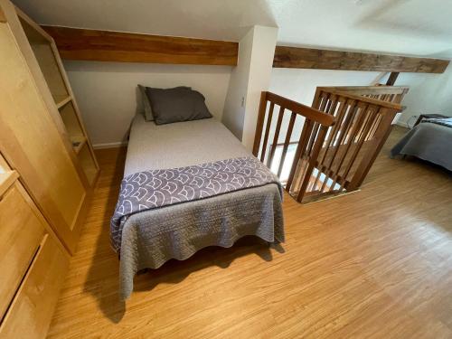 Ένα ή περισσότερα κρεβάτια σε δωμάτιο στο Peaceful Acres Cabin 2 - Soldotna, AK