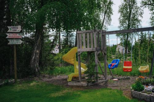 Ο χώρος παιχνιδιού για παιδιά στο Peaceful Acres Cabin 2 - Soldotna, AK