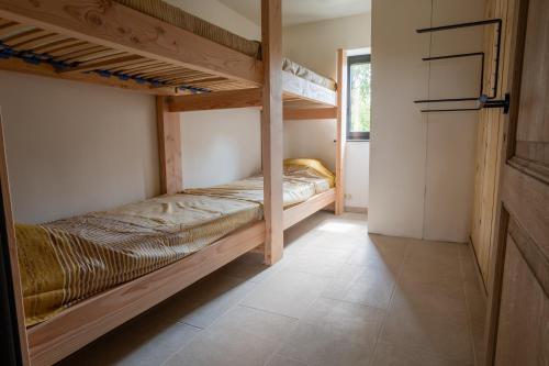 Postel nebo postele na pokoji v ubytování Chalet Kato - Nieuw! Open vanaf 2 augustus 2024