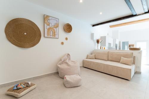 un salon avec un canapé et une chaise dans l'établissement Villa Nature Argelès sur Mer, à Argelès-sur-Mer