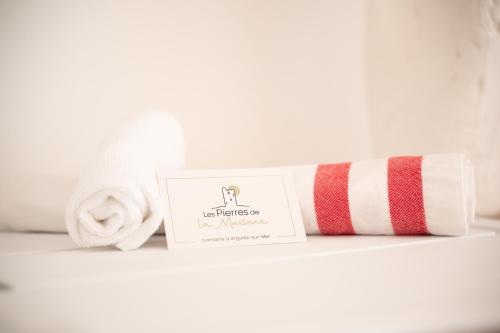 une serviette et une pancarte assise sur une étagère dans l'établissement Villa Nature Argelès sur Mer, à Argelès-sur-Mer