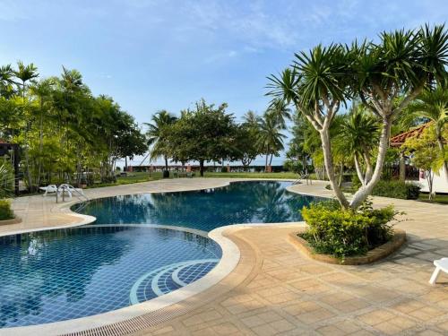 Bazén v ubytování Sailom Resort Bangsaphan nebo v jeho okolí