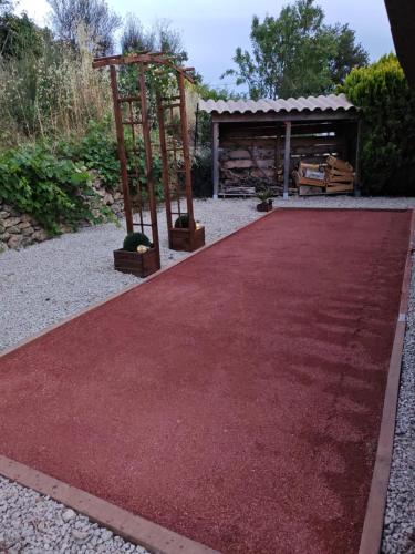 Photo de la galerie de l'établissement Maison d'architecte avec spa, piscine et parasol chauffant, à Bras