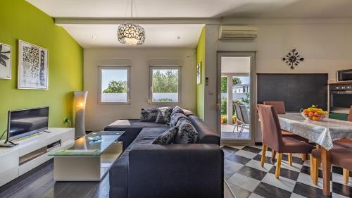 Holiday Home with pool near the beach, great location by WiiBuk
