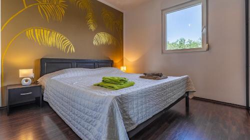 Holiday Home with pool near the beach, great location by WiiBuk