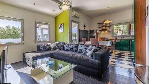 Holiday Home with pool near the beach, great location by WiiBuk