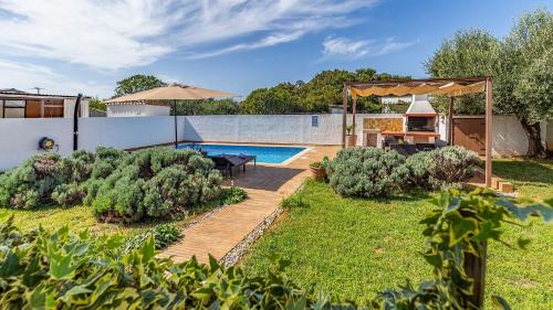 Holiday Home with pool near the beach, great location by WiiBuk