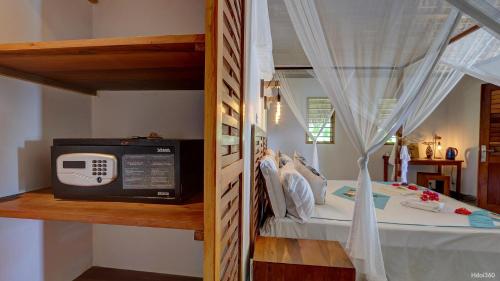 a bedroom with a bunk bed with a tv on it at Manga Soa Lodge in Fascène - Befefika