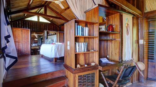 a room with a book shelf and a table at Manga Soa Lodge in Fascène - Befefika