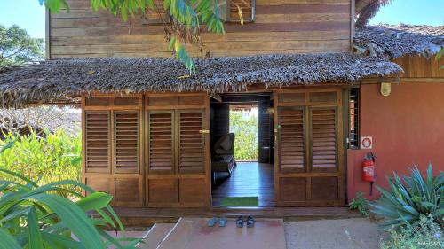 an entrance to a building with wooden doors at Manga Soa Lodge in Fascène - Befefika