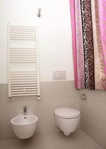 a bathroom with a toilet and a sink and a window at B&B Acqua e Sale in Roseto degli Abruzzi