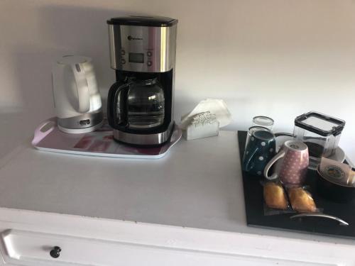 une cafetière installée au-dessus d'un comptoir de cuisine dans l'établissement Chambre proche plage, à Arradon