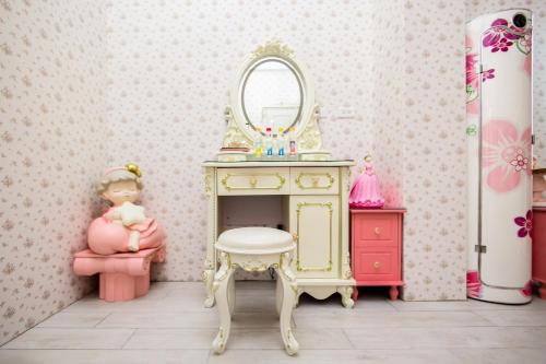a room with a dressing table and a mirror at 春漫小築民宿 in Miaoli
