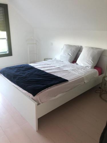 Postel nebo postele na pokoji v ubytování Chambre proche plage