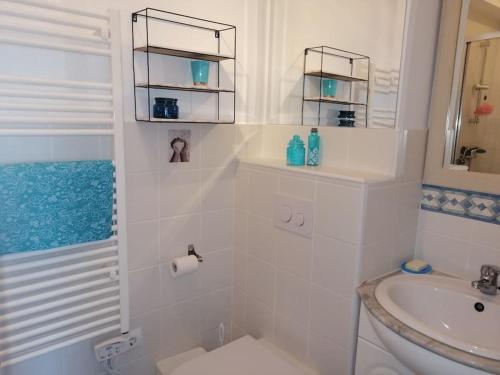 a white bathroom with a sink and a toilet at Precioso y amplio apartamento con vistas al mar in Torrenueva