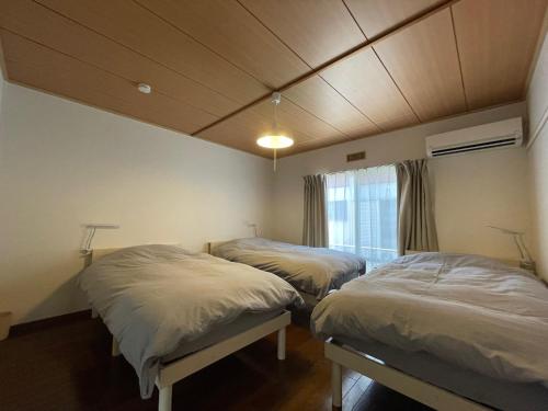 Ένα ή περισσότερα κρεβάτια σε δωμάτιο στο Guest House MEETS Okayama all private room hostel