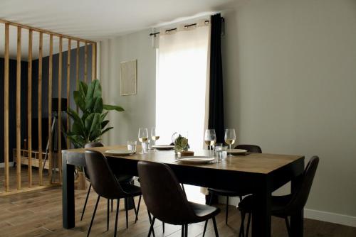 d'une salle à manger avec une table, des chaises et une fenêtre. dans l'établissement Scorfel Lodge, Minimalist, Moderne & spacieux, à Trégastel