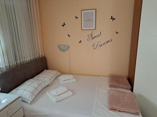 a room with a bed with stars on the wall at LuMiDo in Osijek