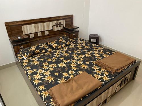 Ένα ή περισσότερα κρεβάτια σε δωμάτιο στο SRIRAM HOMESTAY 01 KM to SRI RAM MANDIR