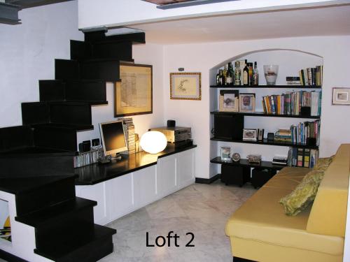 - un salon avec un escalier en colimaçon et un canapé dans l'établissement Loft in San Lorenzo, à Gênes