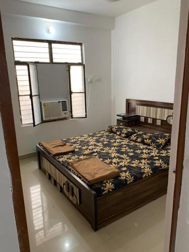 Ένα ή περισσότερα κρεβάτια σε δωμάτιο στο SRIRAM HOMESTAY 01 KM to SRI RAM MANDIR