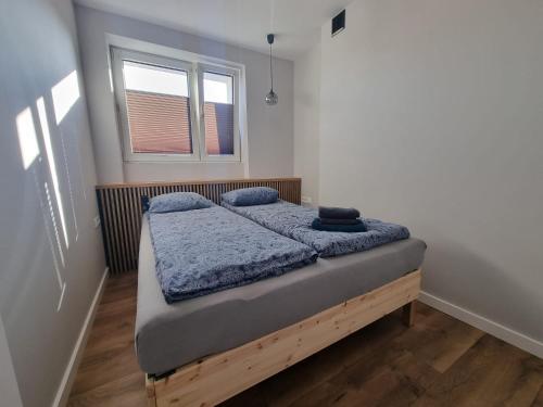 Un ou plusieurs lits dans un hébergement de l'établissement Przytulne mieszkanie z balkonem dostęp na kod