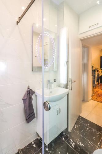 Filota Luxury Home - Free public parking