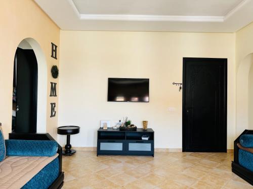 TV a/nebo společenská místnost v ubytování Appartement climatisé vue piscine - Lilacs garden CaboNegro