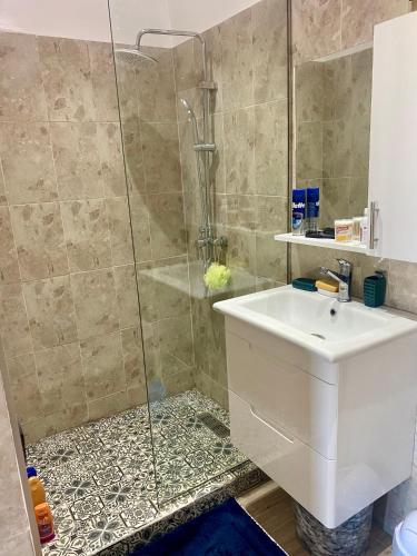 a bathroom with a sink and a shower at Magnifique Appart Tanger Vue Mer Plage à 100m Calme et Nature in Tangier