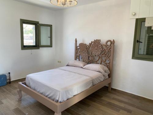 Ένα ή περισσότερα κρεβάτια σε δωμάτιο στο Ambeli house Arkasa