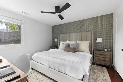 Giường trong phòng chung tại Songbird Bungalow - Cozy & Centrally Located