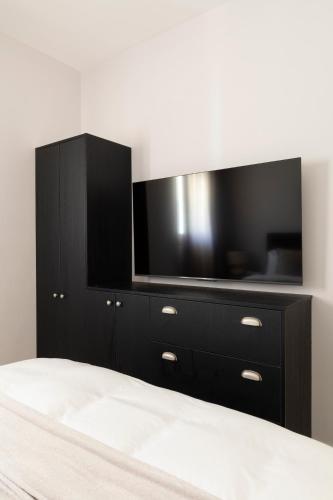 TV a/nebo společenská místnost v ubytování The J Luxury Apartments - By Localz Group