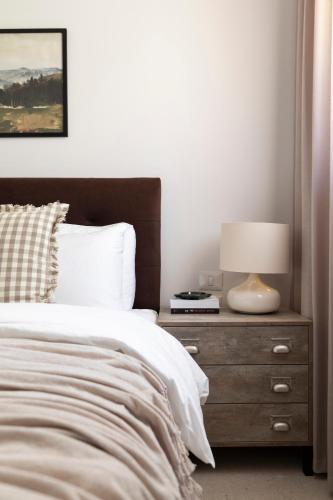 Postel nebo postele na pokoji v ubytování The J Luxury Apartments - By Localz Group