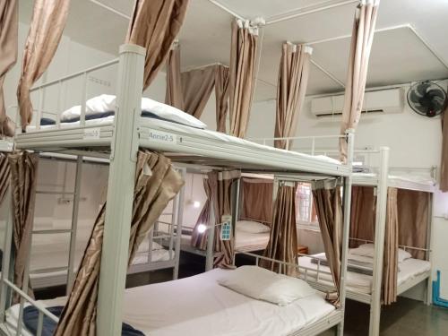 Llit o llits en una habitació de Annie Backpacker Hostel