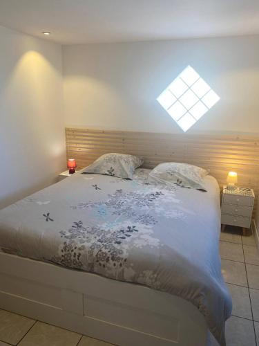 une chambre avec un grand lit avec une fenêtre dans l'établissement Les Paillotes de Margaux, à Cantenac